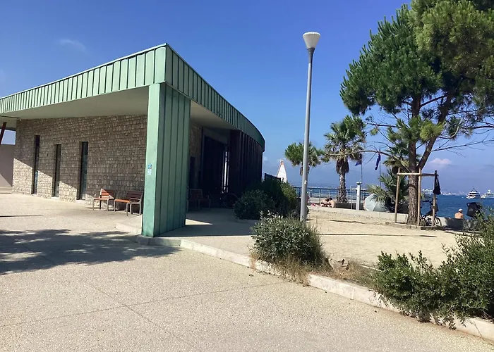 Indépendant, Front De Et à 200m Antibes